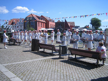 Der ganze Platz ist in
                                  Pflastersteinen gelegt, was f�r ein
                                  Unsinn in Malchow am Platz an der
                                  Drehbr�cke, und es wird nichts
                                  ge�ndert...