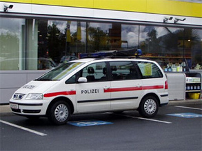 Hier
                          steht ein Polizeiauto quer auf gleich zwei
                          Behindertenparkpl�tzen, und alle
                          �berwachungskameras n�tzen scheinbar
                          nichts...