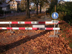 Auch
                          Bauabschrankungen sollten doppelt ausgef�hrt
                          sein, mit einer Planke in ca. 30 cm H�he,
                          damit Blindenst�cke die Abschrankung erkennen
                          k�nnen und die Menschen mit Blindenst�cken
                          nicht in die Abschrankung hineinlaufen und
                          eventuell in Baustellen st�rzen