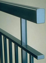 Kinder- und rollstuhlfreundliches
                          Gel�nder: Der Hauptabschluss erfolgt auf
                          niedrigerer H�he, und die oberste Querstange
                          wird nur von wenigen Tr�gern getragen, so dass
                          Kinder und RollstuhlfahrerInnen durch das
                          Gel�nder sehen k�nnen