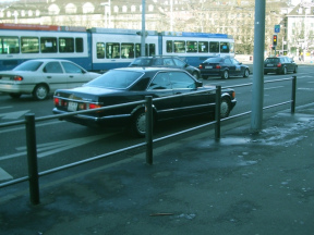 In
                        Z�rich werden alle Kettengel�nder durch
                        zweiholmige Gel�nder mit 30cm-Stange ersetzt,
                        aber auch hier fehlt ein Sockel. Aber der w�re
                        f�r die Strassenreinigung nur ein Hindernis