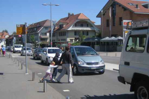 K�niz, Schwarzenburgerstrasse mit
                                Pfosten f�r die Trottoirs und Pollern
                                und Laternen auf dem Mittelstreifen