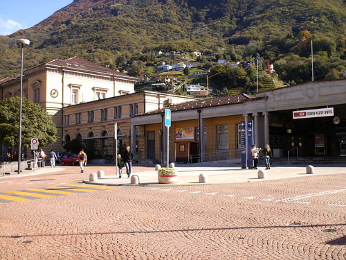 Bellinzona, der
                      Bahnhof mit Pollern, die den Bahnhofvorplatz vor
                      wildem Parkieren sch�tzen