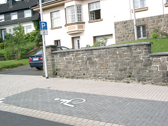 Behindertenparkplatz
                        mit Gef�lle, z.B. in Meinerzhagen: Da rollt der
                        Rollstuhl weg, wenn der Fahrer den Rollstuhl
                        aufstellt. Behindertenparkpl�tze im Gef�lle sind
                        wirklich nur bedingt empfehlenswert, d.h. f�r
                        Behinderte, die keinen Rollstuhl ben�tigen.