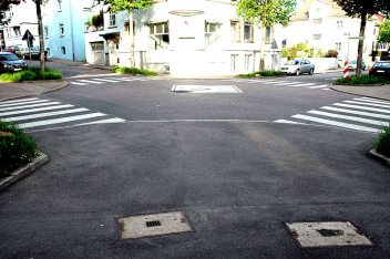 Umlaufende Fussg�nger�berwege
                          (Zebrastreifen, Fussg�ngerstreifen) mit einer
                          warnenden Raute in der Mitte an der
                          Hindenburgstrasse in Esslingen (Deutschland)
                          an der Kreuzung Georg-Deutschle-Str. /
                          Hindenburgstr.