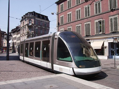 Heller oder weisser Randstein ist
                f�r alle Menschen eine Erleichterung bei der
                Orientierung im Strassenraum, so z.B. in Strassburg, wo
                auf dem Foto gerade ein Tram durchf�hrt