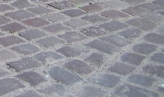 Vergossene Pflastersteine (hier in Malchow)
                        bleiben UNTAUGLICH