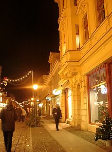 Pflastersteinstrasse
                        in Danzig (02), ein Horror f�r Fussg�ngerInnen,
                        RollstuhlfahrerInnen, Kinderwagen und
                        Kinderfahrger�te, die die Strasse �berqueren
                        wollen. Das Trottoir ist zur H�lfte in Platten
                        gelegt, f�r eine "bessere
                        Gehfreundlichkeit"...