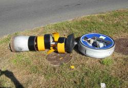 Leuchtpoller k�nnen leicht umgefahren
                          werden und bieten �berhaupt keinen Schutz f�r
                          Fussg�ngerInnen, z.B. hier am 24.6.2008 am der
                          Kreuzung Riehenring / Feldbergstrasse in
                          Basel. Leuchtpoller sind ABSOLUT UNTAUGLICH