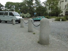 Poller mit
                        Ketten sind absolut untauglich, weil der
                        Blindenstock die Ketten nicht erkennt und so die
                        Blinden und Sehbehinderten in die Ketten laufen