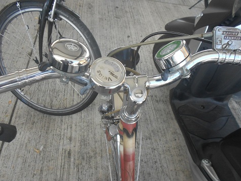 Da hat jemand 3 Veloglocken /
                Fahrradklingeln am Lenker 02 Zoom