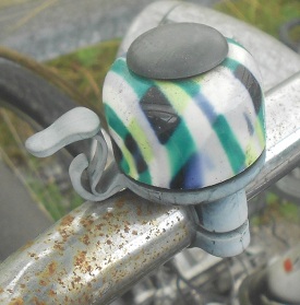 Vielfarbige Veloglocke /
                Fahrradklingel in Schwarz-Gr�n-Weiss 02