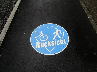 Fussg�nger-Veloweg
                    Signalisation In Therwil mahnt ein Signet mit blauem
                    Herz am Boden zur R�cksicht, Zoom
